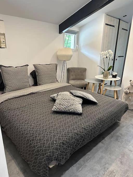 Gîte pour 2 personnes, avec jardin et piscine à Le Temple