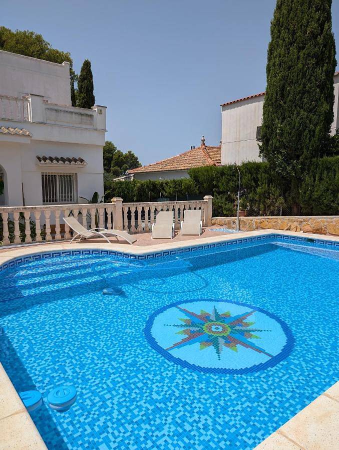 Location de vacances pour 6 personnes, avec Terrasse ainsi que Jardin et Piscine à Paterna