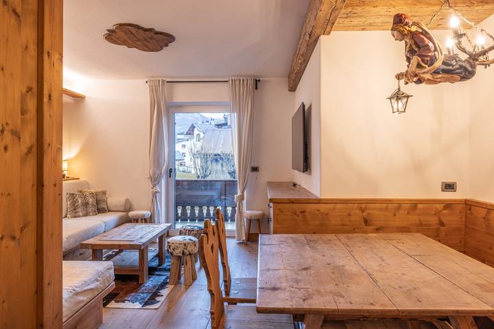 Entire apartment, Casa Ampezzo, in centro con balcone e parcheggio in Cortina d'Ampezzo, Dolomiti Superski