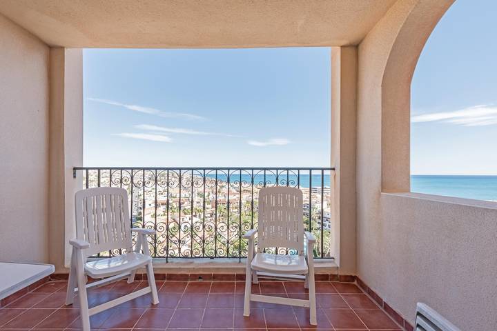 Entire apartment, Apartment Aldea del Mar on the Beach with Pool, Terrace & Wi-Fi in Torrevieja Centre, Torrevieja