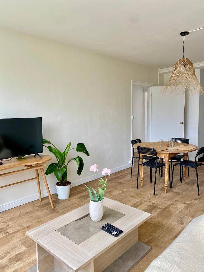 Appartement entier, Appart 2 chambres face au métro et parking gratuit in Lambersart, Région de Lille