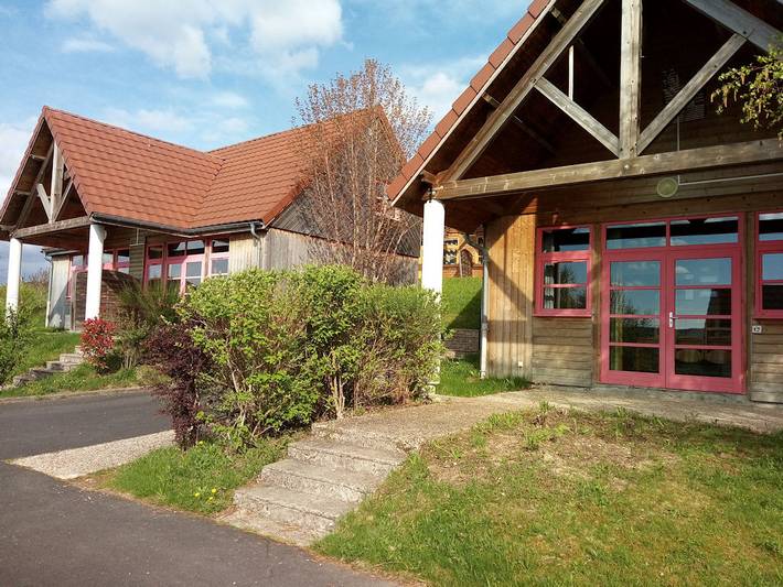 Maison de campagne pour 4 personnes, avec terrasse ainsi que jacuzzi et sauna, animaux acceptés à Saint-Amant-Roche-Savine