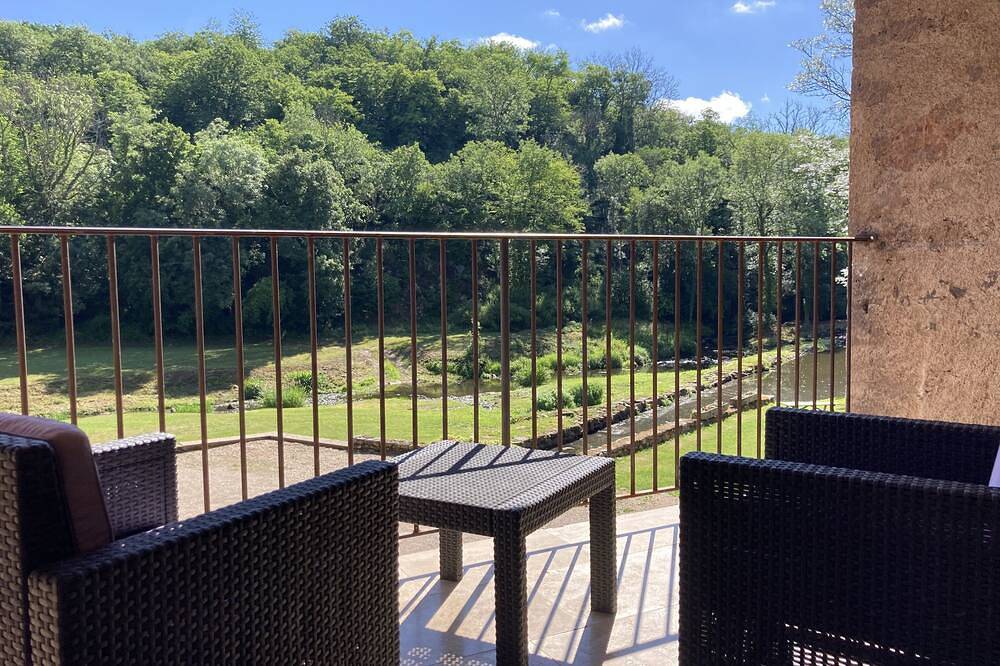 Gîte in the middle of nature with river and wood views in the Morvan region of France in Montigny-Saint-Barthélemy, Parque natural de Morvan