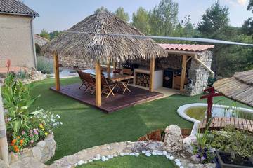 Cottage pour 6 personnes, avec jardin ainsi que terrasse et jacuzzi à Saint-Laurent-du-Verdon