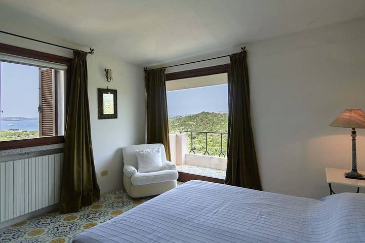 Große, prestigeträchtige und private Panoramavilla mit privatem Holz. in Arzachena, Costa Smeralda
