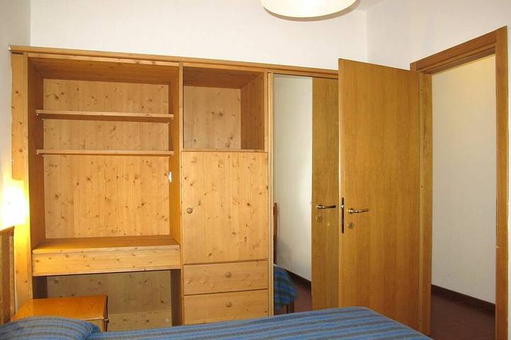 Appartamento intero, Bellissimo appartamento per 3 persone con A/C, WIFI, piscina, TV e patio in Garda, Prealpi Gardesane
