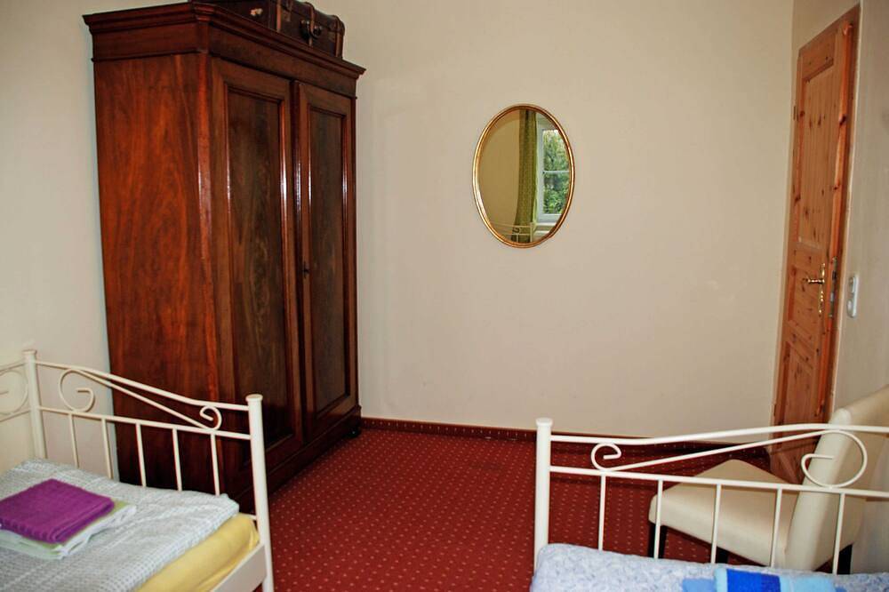 Ganze Wohnung, 03 Ferienwohnung Rügen mit Kamin - Ferienwohnungen im Gutshaus Gnies in Ralswiek, Bergen auf Rügen und Umgebung