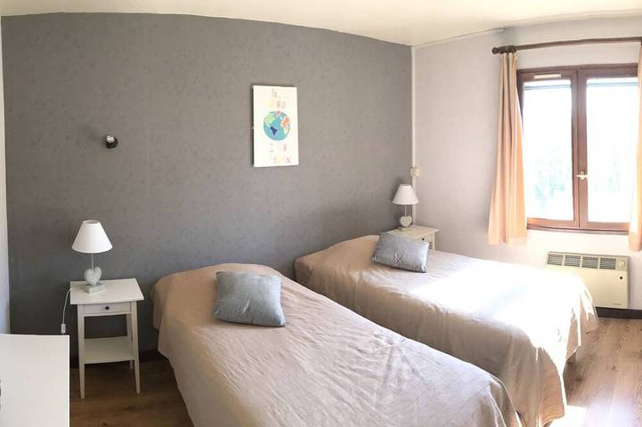 Location de vacances pour 9 personnes, avec jardin à Saint-Julien-de-Peyrolas - 2