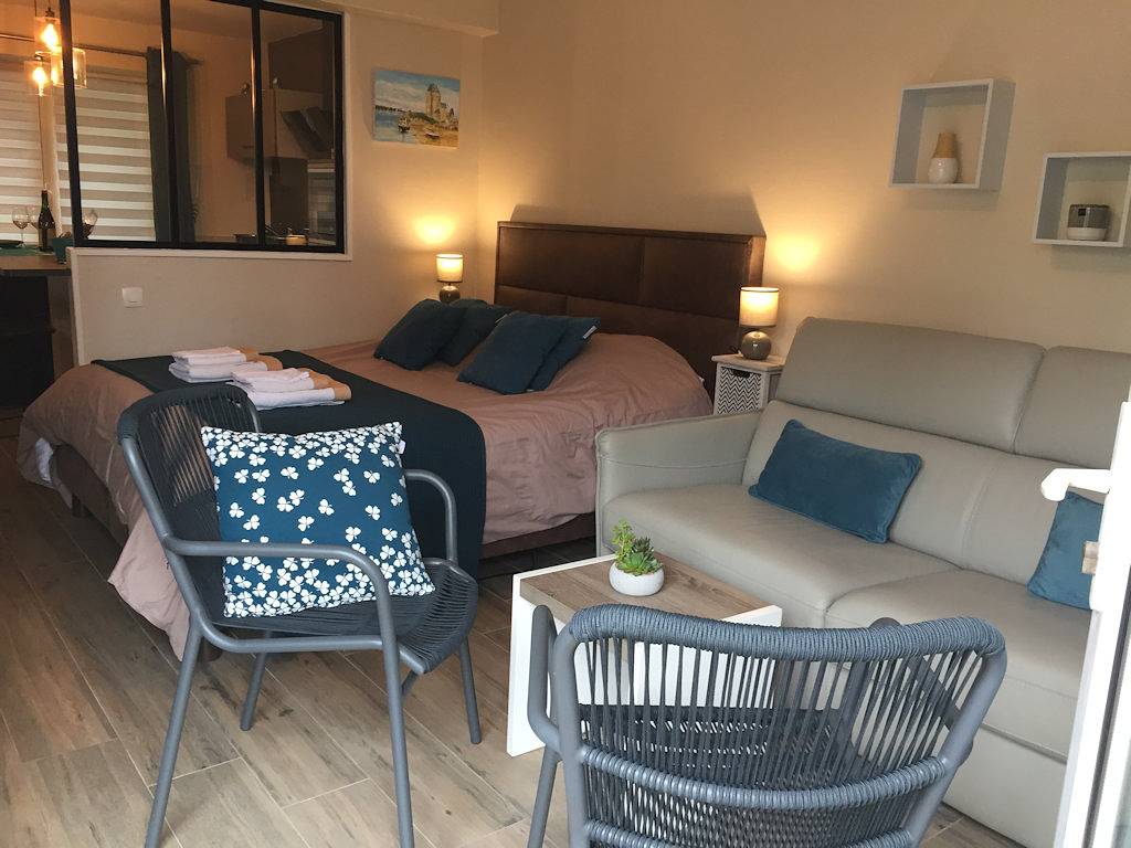 Studio entier, Charmant Studio terrasse et jardin 100m mer, Wifi, vélos, parking in Saint-Malo, Région de Saint-Malo