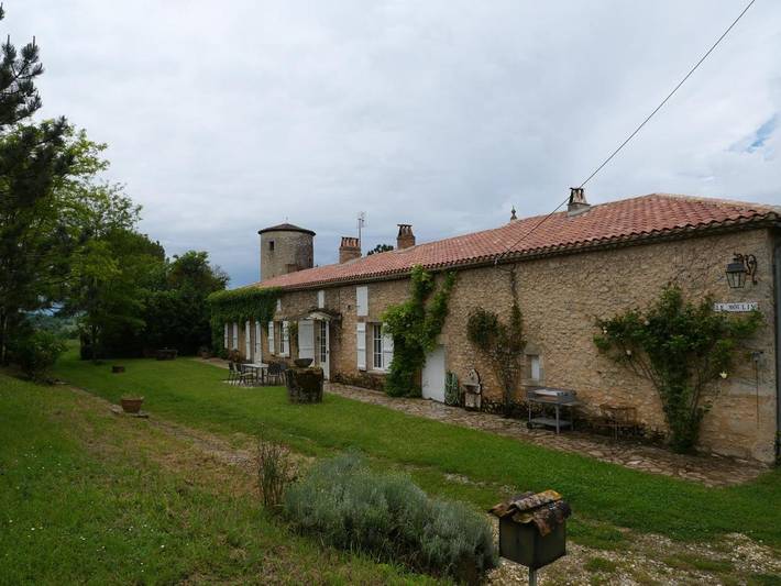 Location de vacances pour 12 personnes, avec Terrasse ainsi que Jardin et Vue à Saint-Pierre-de-Bat
