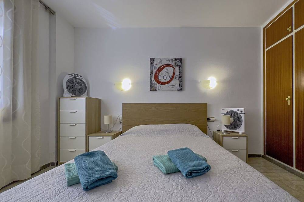 Apartamento entero, Apartamento en el Paseo Marítimo a 3 min de la playa, piscina comunitaria, wifi gratis, excelente ubicación, bares, restaurantes  y tiendas. Vivalidays Luis. in Santa Susana, Costa del Maresme