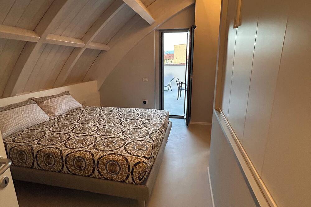 Entire apartment, Luxury Panoramic Suite Pentahouse With Jacuzzi & Terrace - Terni Center in Terni, Terni Province