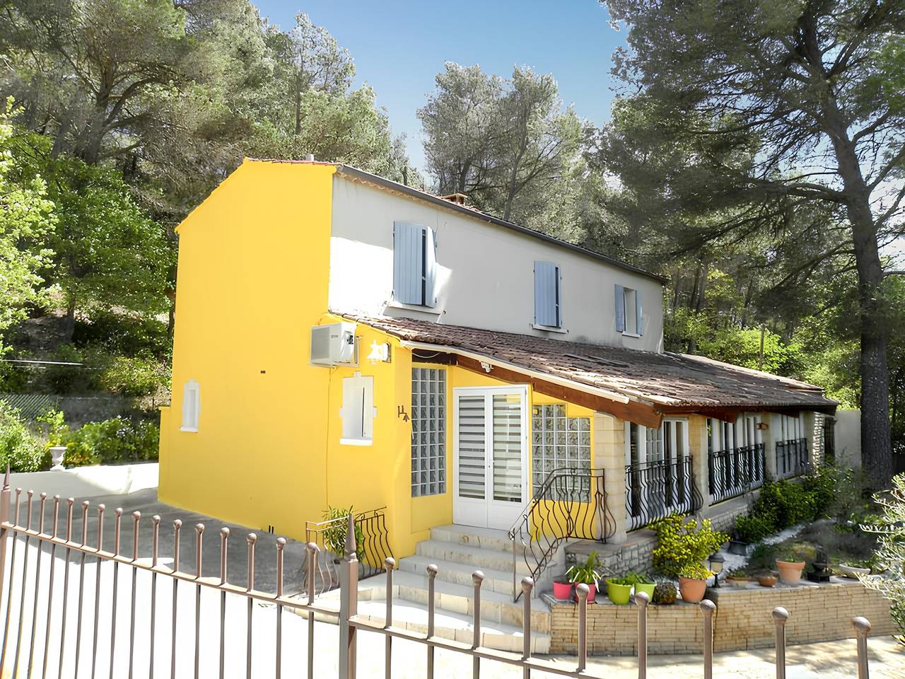 Villa espaciosa en Lioux con piscina privada y vista a la montaña in Lioux, Parque natural regional del Luberon