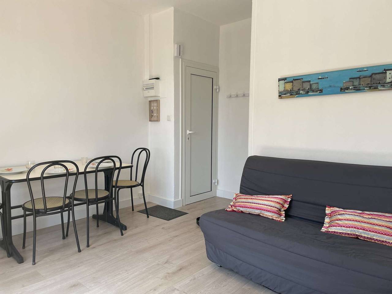 Entire apartment, Renovated Apt Close to Beach & Shops, Parking Included, Sleeps 4 in Saint Pierre la Mer, Fleury