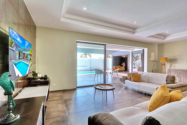 Location de vacances pour 6 personnes, avec terrasse ainsi que jardin et piscine à Sainte-Suzanne - 4