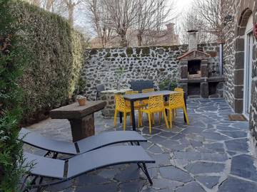 Gîte pour 6 personnes, avec terrasse et vue à Polignac