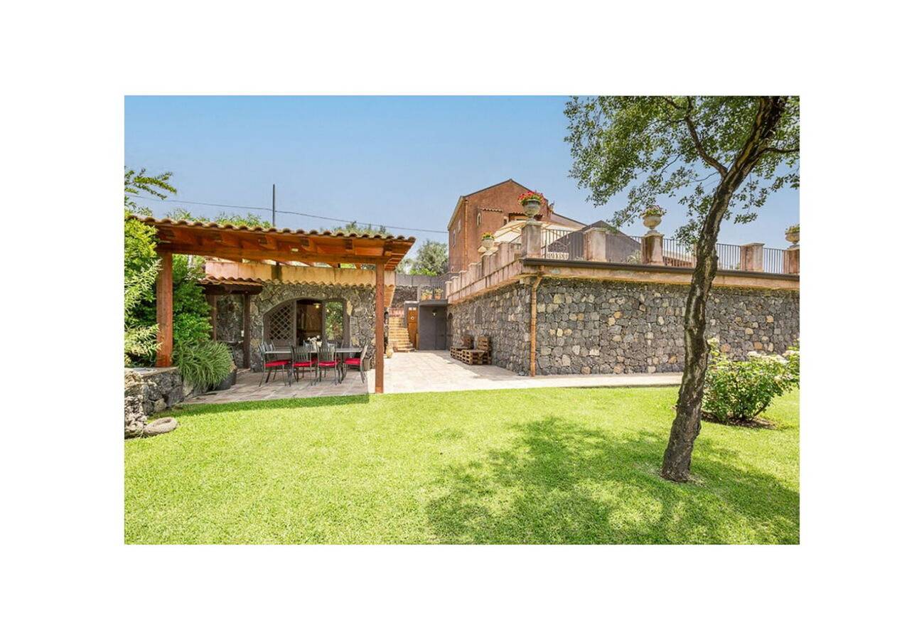 Villa Sarace in Aci Sant'Antonio, Mount Etna