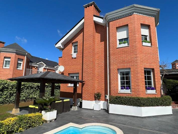 Chalet para 10 personas, con piscina además de terraza y jardín, Se admiten mascotas en Comarca de Santander - 2