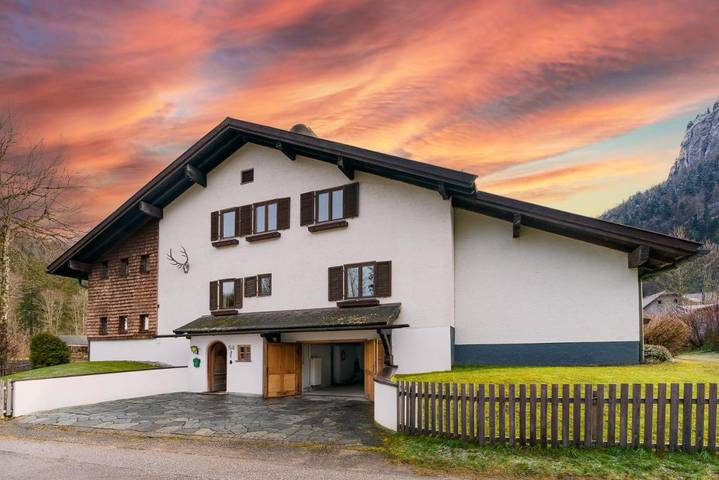 Ferienhaus für 10 Personen, mit Balkon und Terrasse sowie Garten und Ausblick in Hintersee (Salzburger Land)