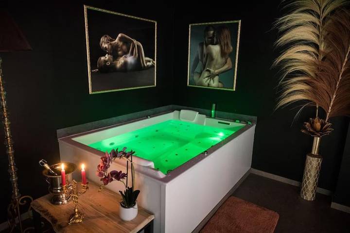 Location de vacances pour 2 personnes, avec Jacuzzi et Terrasse ainsi que Jardin et Sauna à Domfront