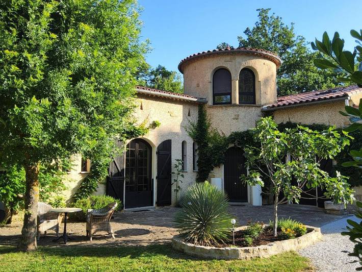 Chambre d’hôte pour 2 personnes, avec Terrasse ainsi que Jardin et Piscine à Saint-Jean-de-Paracol