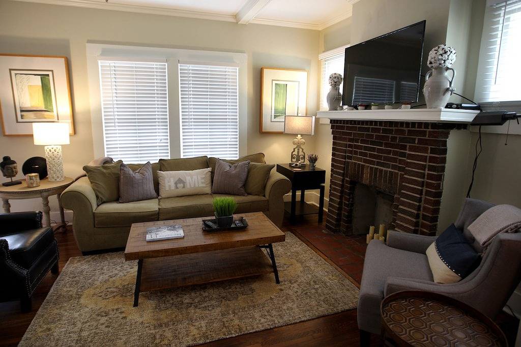 Red Door Cottage Gemütlich mit neuen Renovierungsarbeiten an diesem Midtown Charmer in Memphis, Tennessee