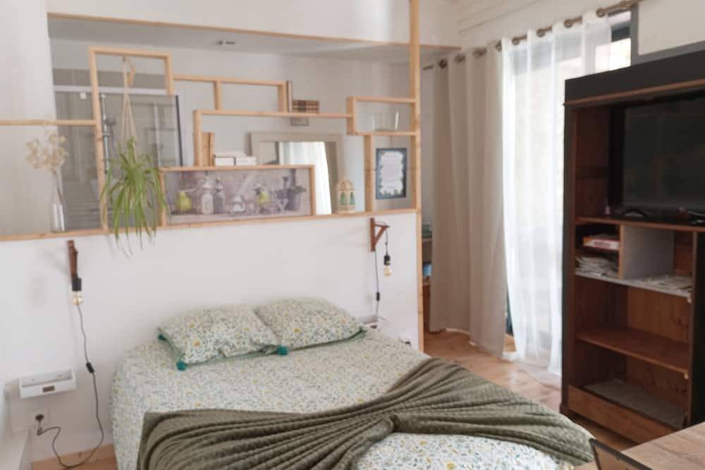 Entire apartment, Studio Gite Avec sa Grande Terrasse au Cœur de Vals Proche de Tout in Vals-les-Bains, Parc naturel régional des Monts d'Ardèche