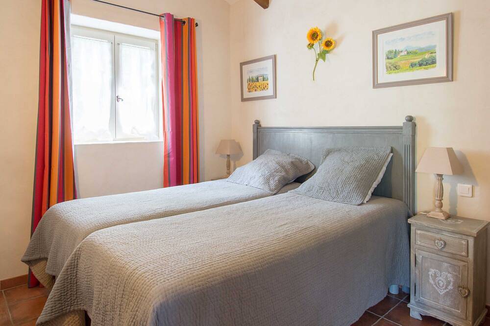 Gîte de charme. Uzès . 2 Ch   2 Sdb. Climat. Wifi. Piscine. Terrasse.  Parking. in Uzès, Région de Nîmes