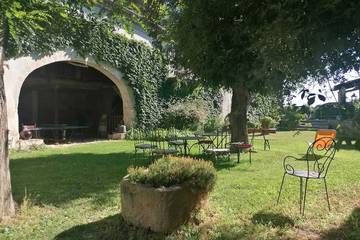 Location de vacances pour 30 personnes, avec jardin à Nages-et-Solorgues