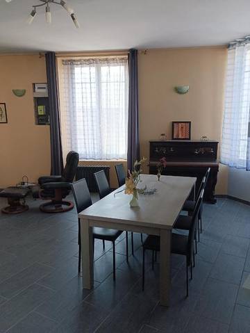Gîte pour 6 personnes, avec terrasse dans Parennes
