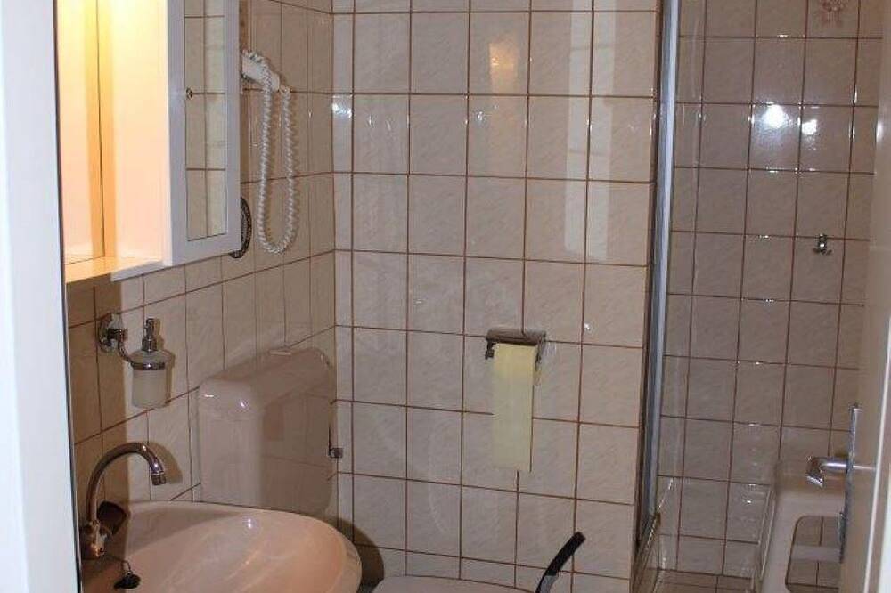 Ganze Wohnung, Vierbettzimmer mit Dusche, Wc - Gästezimmer Filbert in Eisenstadt, Leithaberg