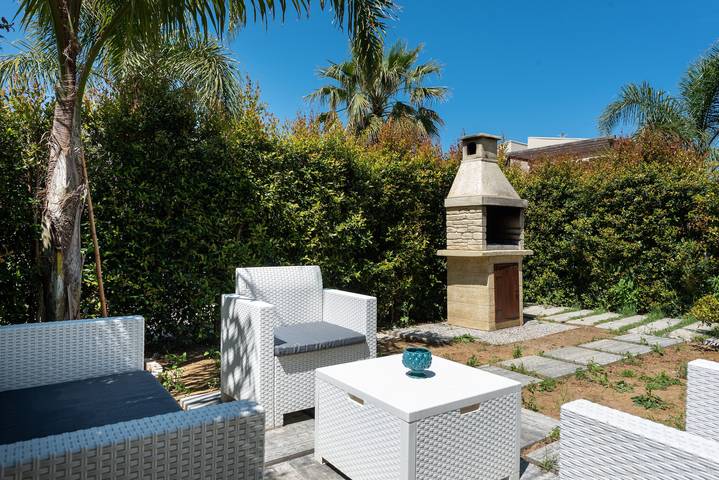 Apartamento entero, Apartamento "Barrio Blanco" con piscina compartida y terraza privada in Spiaggia di Campofelice di Roccella (Campofelice di Roccella), Campofelice di Roccella