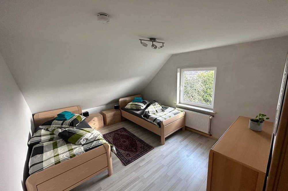 Ganze Wohnung, Gemütliche Dg Ferienwohnung mit Balkon für 1 - 5 Personen in Neustadt bei Coburg, Oberes Maintal - Coburger Land