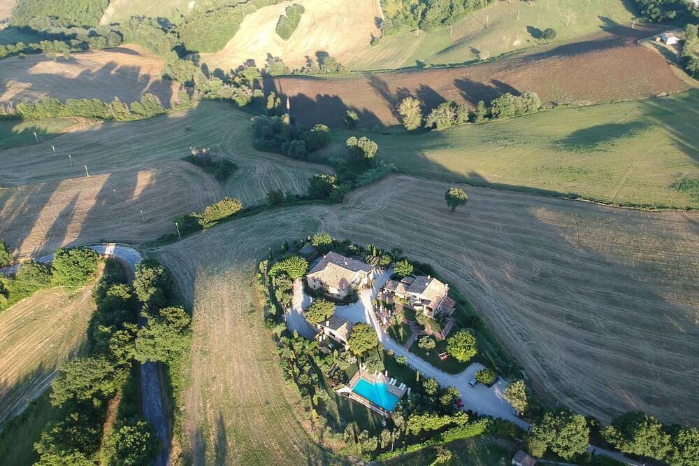 Ganze Wohnung, La Corte del Gusto - Der schwarze Maulbeerbaum Apt. mit Pool und einer atemberaubenden Aussicht in Arcevia, Ancona Provinz