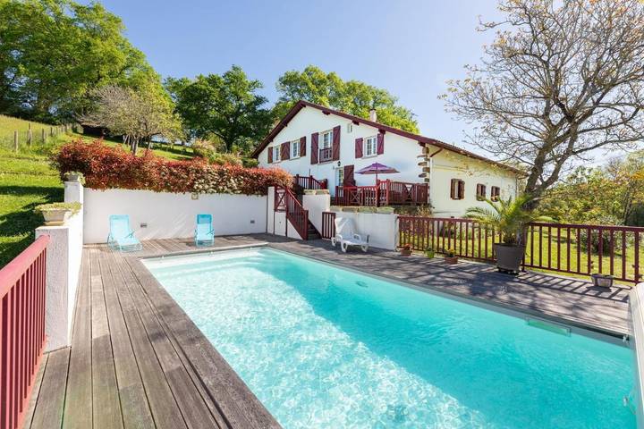 Gîte pour 6 personnes, avec jardin ainsi que terrasse et piscine dans Amorots-Succos
