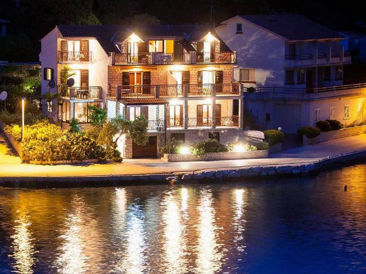 Ganze Wohnung, Apartments Malo Lago - One-Bedroom Apartment with Balcony and Sea View - Attic (Apartment 1) in Dubrovnik-Neretva