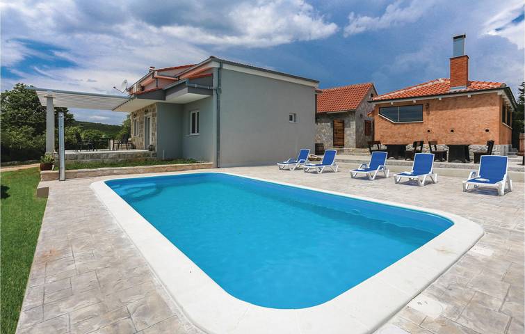 Ferienhaus für 7 Personen, mit Terrasse und Pool