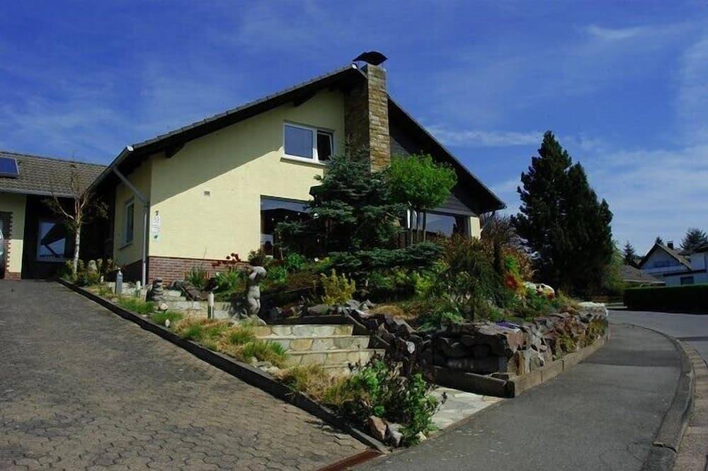 Ganze Wohnung, Günstige Ferienwohnung mit Sauna in ruhiger Lage, in Waldnähe gelegen. 4 Dtv* in Bad Sooden-Allendorf, Werratal