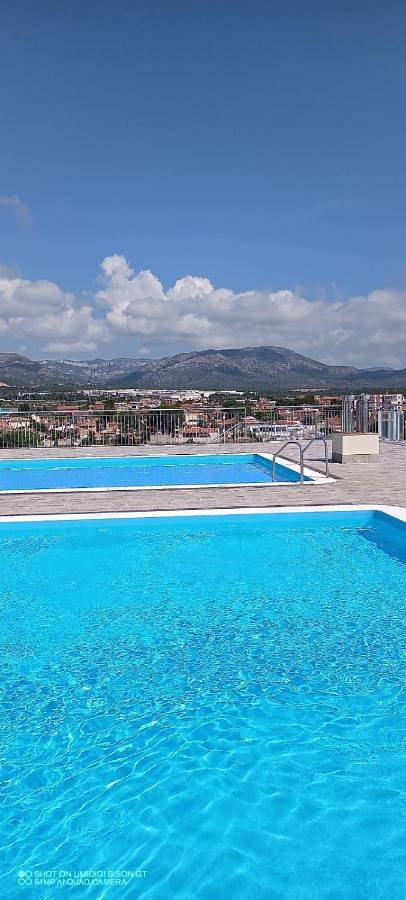 Appartement de vacances pour 6 personnes, avec balcon ainsi que vue et piscine