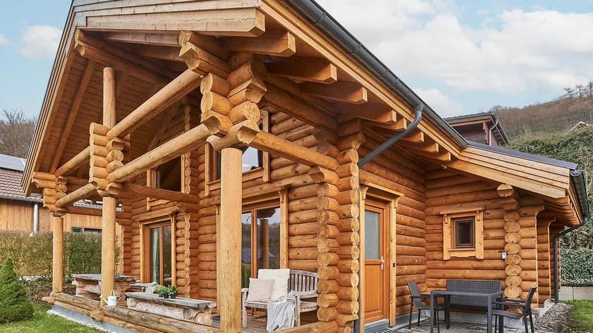 Chalet für 4 Personen, mit Sauna und Balkon in der Eifel