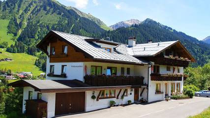 Gîte pour 4 personnes, avec jacuzzi ainsi que terrasse et sauna, animaux acceptés à Riezlern