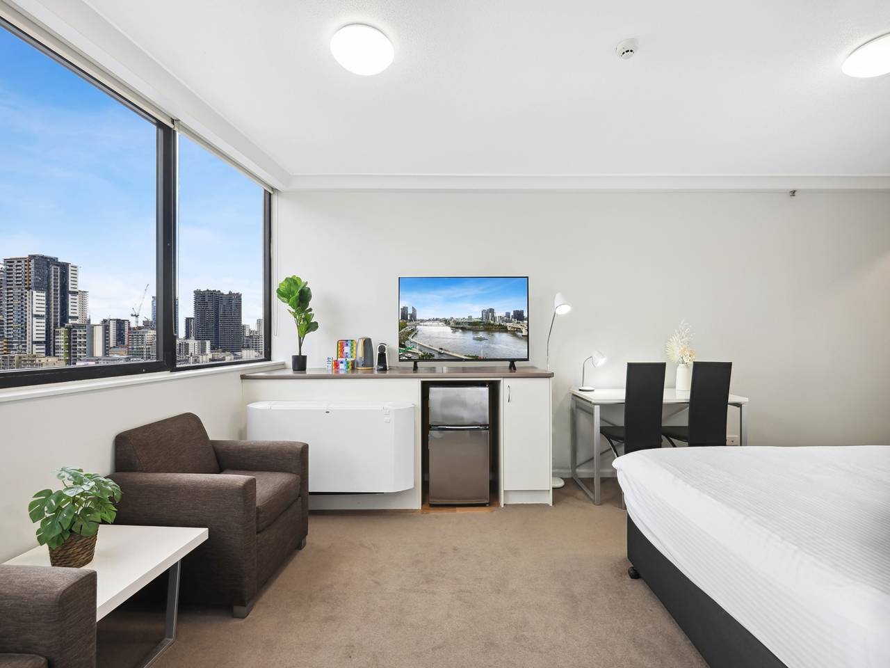 Entire apartment, Central Brisbane Studio with Stunning River Views in Brisbane, Queensland