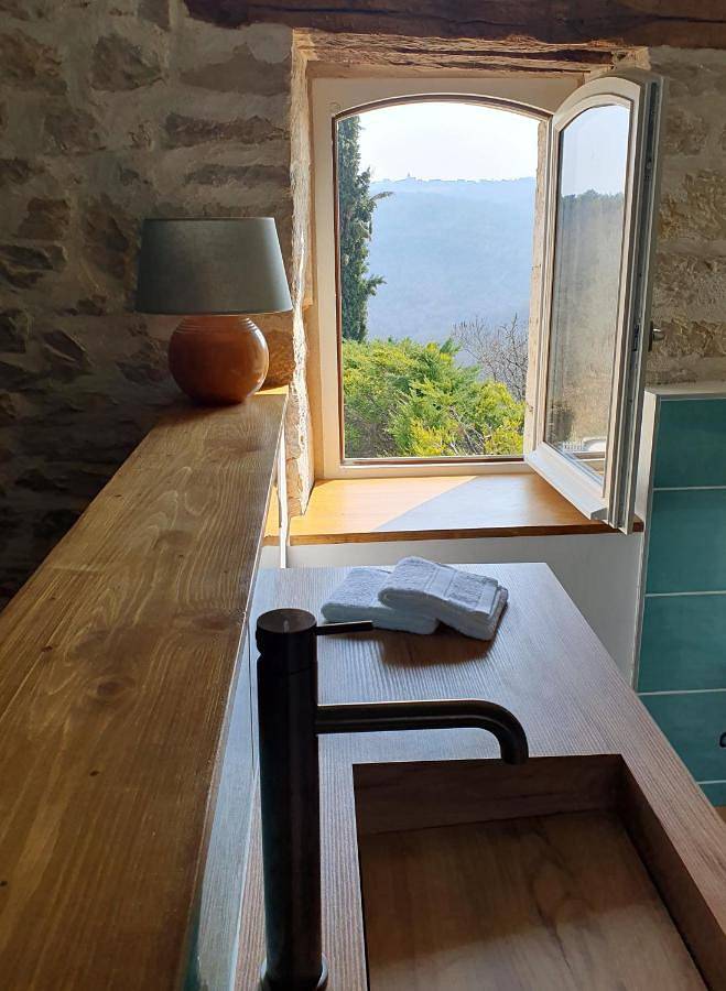 Location de vacances pour 2 personnes, avec vue et terrasse ainsi que jardin et piscine à Reilhaguet - 4