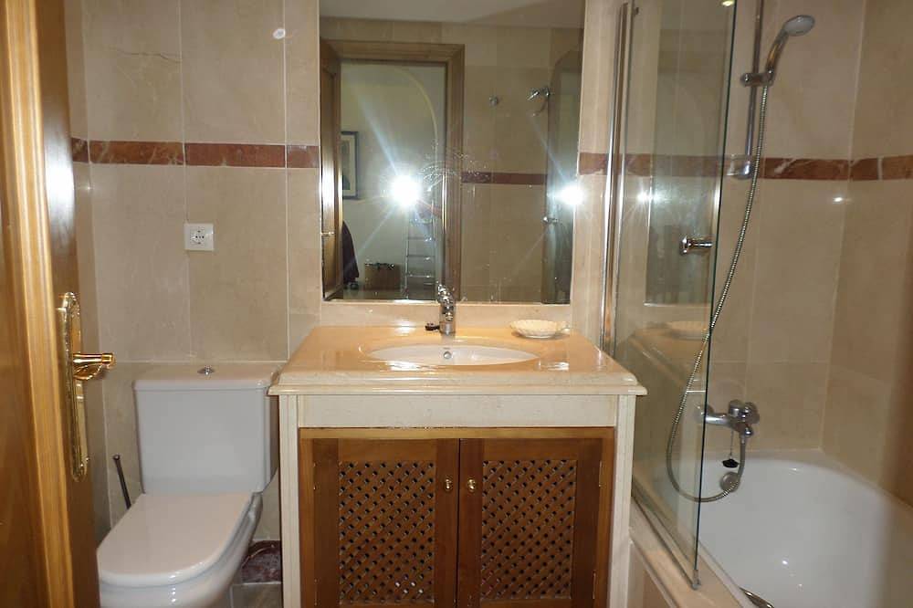 Entire apartment, 2 Bedroom Beachside Apartment Overlooking Pool & Palm Trees On New Golden Mile in Triangulo de Costalita, Estepona