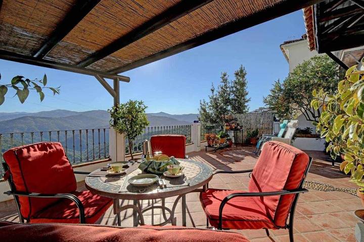 Casa rural para 3 personas, con vistas además de jardín y piscina, Se admiten mascotas en Valle del Genal