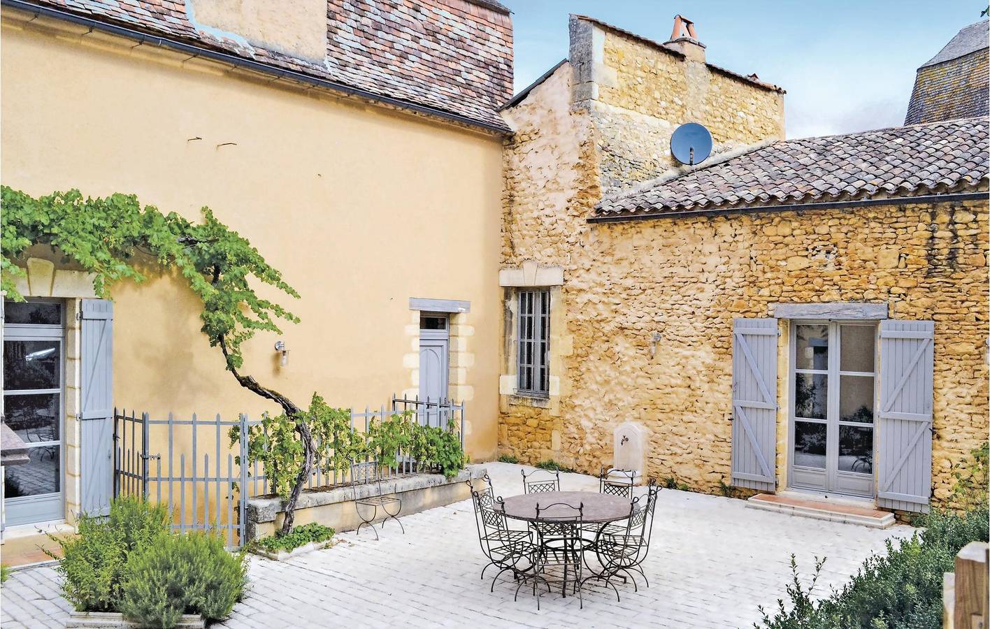 Oasis de jardin avec piscine, parking et WiFi - à 2 km de la ville ! in Val de Louyre et Caudeau, Périgord Pourpre