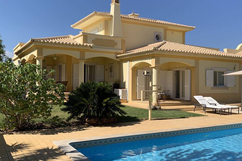 Freistehende, private Villa mit Pool in grosszügiger Gartenanlage, Wifi, Ac in Estoi, Faro