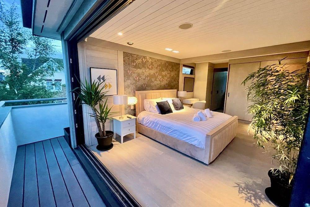Entire apartment, The Beach Hytte - Stunning Sea View Penthouse in Bournemouth, South West England