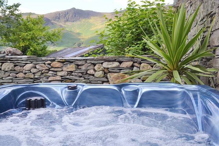 Cottage for 2 people, with hot tub and garden in the Lake District