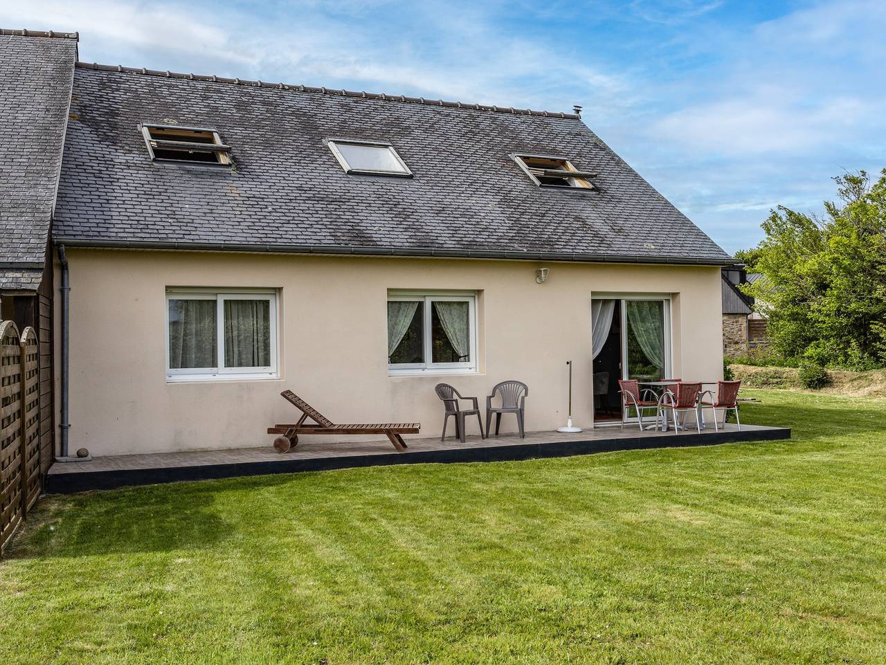 Holiday Home 'War Ar Maez' with Private Terrace, Garden, and Wi-Fi in Pleumeur-Bodou, Pink Granite Coast
